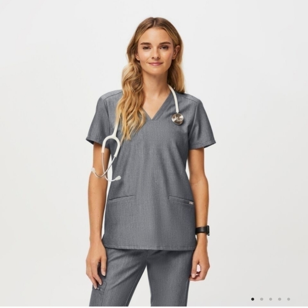 FIGS Casma Three-Pocket Scrub Top in Graphite, sz XS